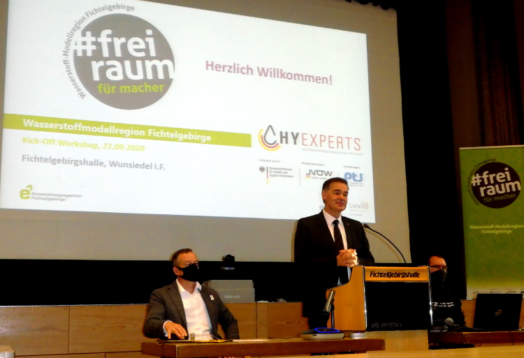 Landrat Peter Berek (LK Wunsiedel) spricht bei der Auftaktveranstaltung für die Wasserstoff-Modellregion Fichtelgebirge im Rahmen des "HyExpert"-Programms